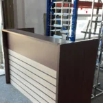 דלפק בהזמנה אישית מוכן במחסן של אורגד מגידו להובלה על ידי צוות מתקינים