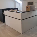 דלפק בהתאמה אישית בכניסה לחלל המשרדים- הרכבה של צוות אורגד מגידו