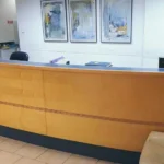 דלפק קבלה בכניסה לחלל מקום עבודה- צוות התקנה על ידי אורגד מגידו