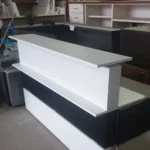 דלפק קבלה מעוצב שהוזמן לחלל העבודה לפני הובלה במחסן של אורגד מגידו