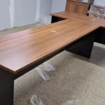 שולחן משרדי חדש בהזמנת לקוח עם הובלה עד לחלל העבודה