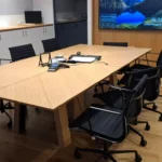 שולחן שהוקם על ידי אורגד מגידו לחלל ישיבות