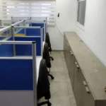 משרד עם שורת מחיצות ליצירת עמדות עבודה