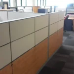 עמדות אופן ספייס עם מחיצות הפרדה למשרד משולבות עץ ואלומיניום