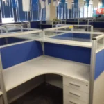 עמדות עבודה מודולריות עם מחיצות הפרדה כחולות עם שילוב פלסטיק