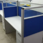 שורת עמדות אופן ספייס עם מחיצות מודולריות בלבן וכחול